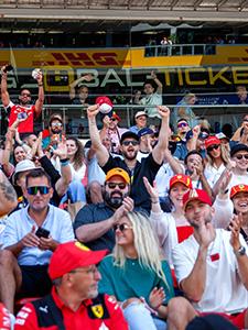 Fans genieten van de sfeer op de tribune.
