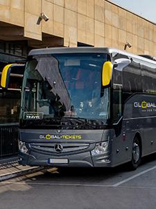 Moderne Global-Tickets bus staat klaar voor groepsvervoer vanaf het ophaalpunt.