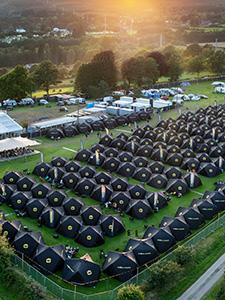 Glampinglocatie met tenten voor bezoekers van MotoGP- of F1-evenementen.