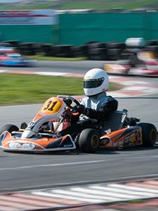 Coureur op een kartbaan tijdens een snelle teamactiviteit.