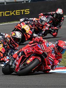 MotoGP-coureurs racen op volle snelheid over het circuit.
