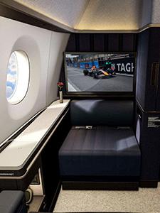 Luxe diner aan boord in een ruime first class cabine.