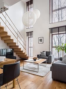 Licht en modern duplex appartement met stijlvolle inrichting en grote ramen.