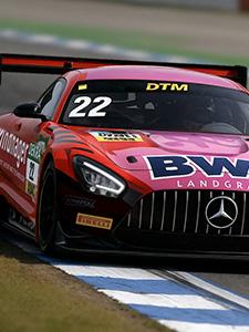 DTM-racewagen in actie in een bocht van het circuit.