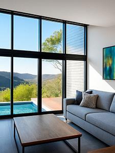 Airbnb-woonkamer met banken, planken en warme inrichting.