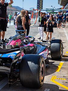 Bezoekers lopen door de paddock tussen de teammotorhomes tijdens het raceweekend.