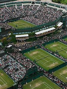 Tennisser in actie op een hardcourt.