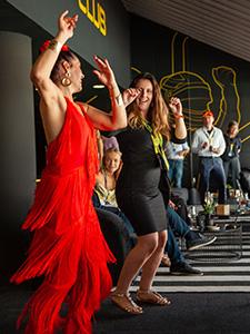 Gasten dansen en genieten van de levendige sfeer in een premium eventlounge.
