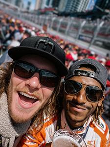 Fans juichen en genieten van het uitzicht vanaf het staanplaatsenveld.