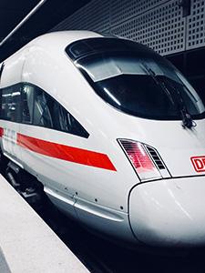 Hogesnelheidstrein komt aan op station – geregeld voor gedeelde eventtransfers.