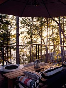 Rustig terras met uitzicht op het bos en zitgedeelte bij zonsondergang.
