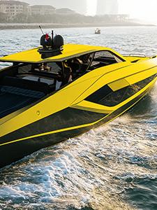 Luxe jacht vaart op hoge snelheid over open water.