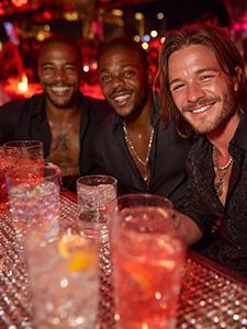 Juichende toeschouwers bij een vol racecircuit onder een zonnige hemel.