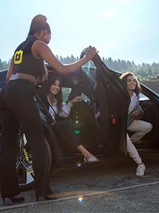 Persoonlijk ontvangst voor gasten die arriveren in een luxe auto bij een exclusief event.