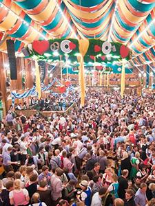 Concertpubliek met podiumlichten in een energieke nachtsfeer.