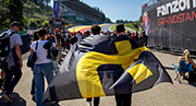 Aficionados del motorsport llevando una bandera de Global-Tickets durante un fin de semana de carreras