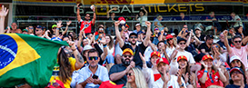 Emocionados aficionados de la Fórmula 1 animando en un evento de motorsport en una tribuna de Global-Tickets