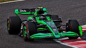 Coche F1 verde de Stake tomando una curva durante la carrera