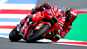 Piloto de Ducati MotoGP inclinándose en una curva del circuito